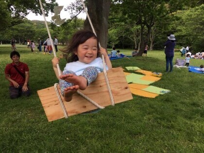 写真：ブランコを楽しむ子