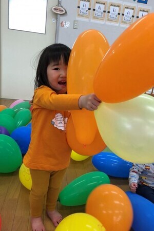 写真：風船をたくさん持った子