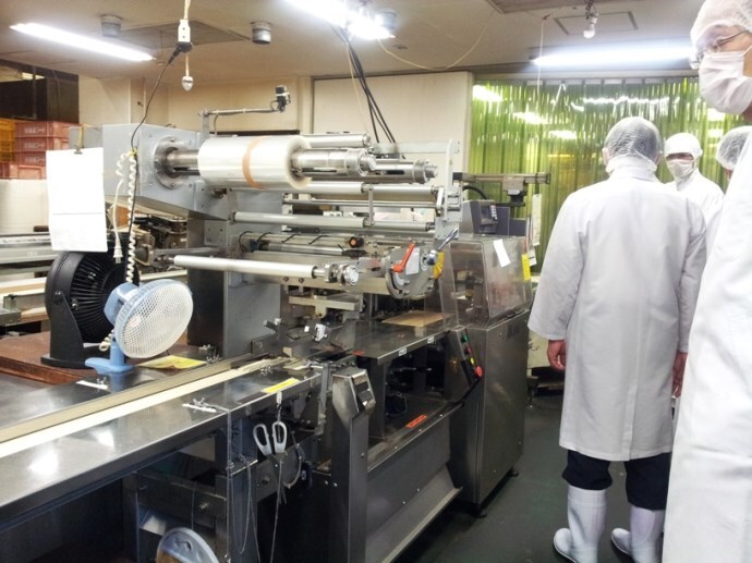写真：教育長のパン工場視察
