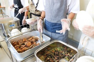 写真：配膳の様子