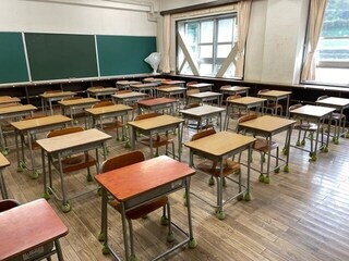 写真:工事施工前教室1