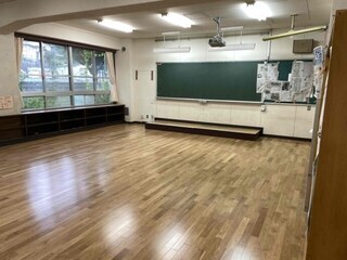 写真:工事施工後教室1
