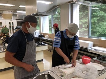 写真：魚をさばく様子2