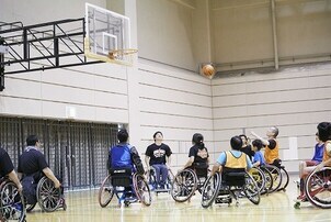写真：車いすバスケ