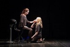 写真:アンドロイド演劇「さようなら」の一シーン