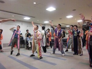 写真：みんなでダンス！よさこいソーラン！