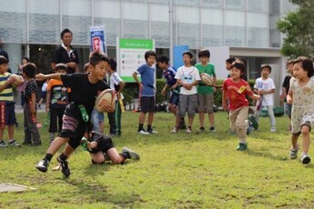 写真：子どもたちによるラグビーの様子