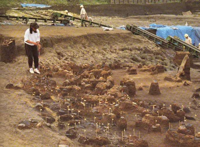 写真：発掘現場測量の様子