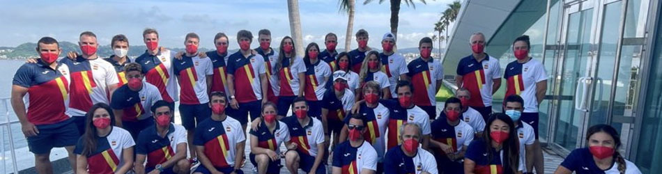写真：スペインチームの集合写真（屋外）