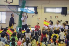 写真：交流会選手太神楽に挑戦