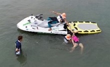 写真：水上オートバイによる救出