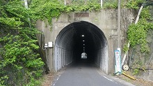 写真：老朽化したトンネル