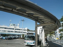 写真：JR逗子駅前広場のバスシェルター