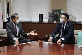 写真：対談の様子1