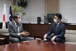 写真：市長及び里﨑社長様