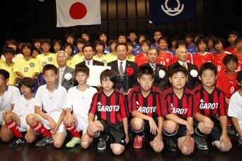 写真：地元のサッカー少年と