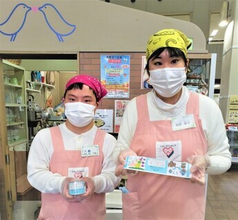 写真：ともしびショップ青い鳥の皆さん