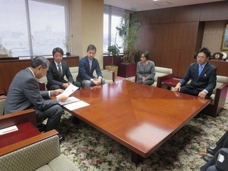 写真:市長へ概要を送付している様子