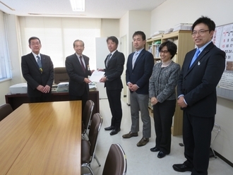 写真:教育長へ概要を送付している様子