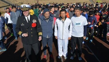 写真：ジョギングスタート前のグレニスタ司令官、為末大さん、平井市長、丸井南関東防衛局長