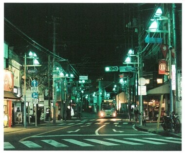 写真：宵の逗子亀井辺りの街