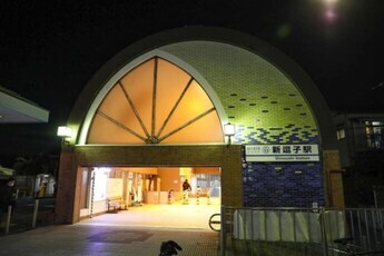 写真：夜の新逗子駅　外観