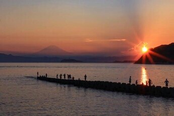 写真：夕焼けの海岸の様子