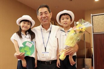 写真：園児と桐ケ谷市長