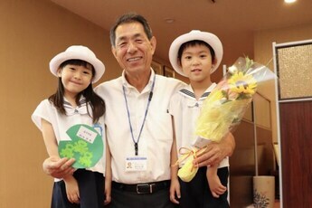 写真:園児と桐ケ谷市長