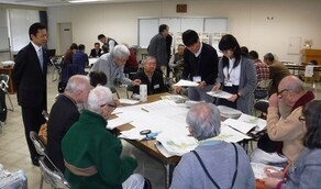 写真：8名程度のグループ分かれて意見交換を行いました