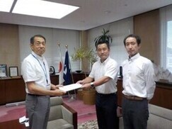 写真:提出の様子