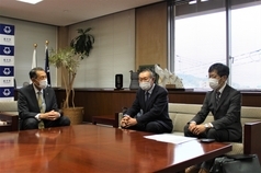 写真：市長及び里﨑社長様