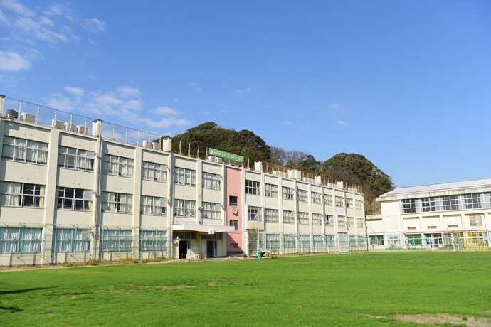 写真：久木小学校外観