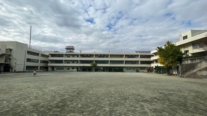 写真：小坪小学校外観