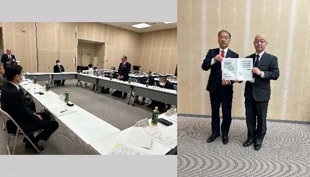 左 会長による要請 右 会長から南関東防衛局へ要請書の手交