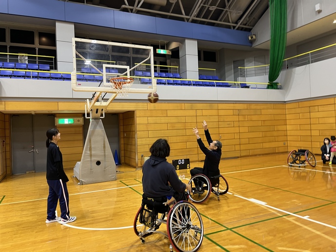 車いすバスケットボールを体験する来場者