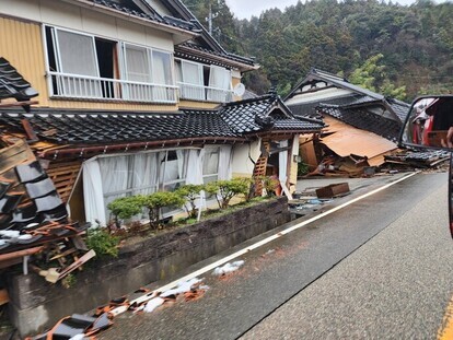 地震による倒壊建物の写真