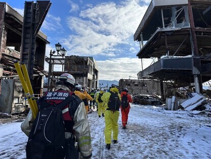 朝市通り火災現場での捜索活動