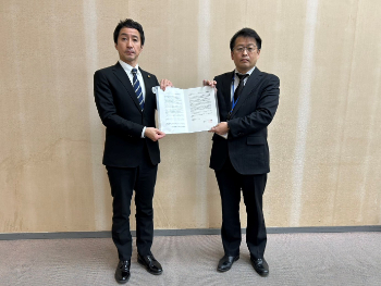 匂坂会長から南関東防衛局秋吉企画部長へ要請書を手交している様子の写真