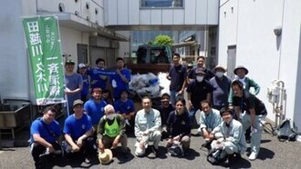 清掃後、集めたごみの前で記念撮影