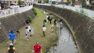 向原橋　上流側での清掃の様子