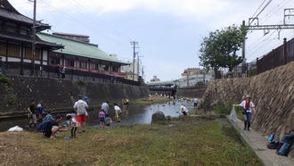 逗子橋上流側での清掃の様子