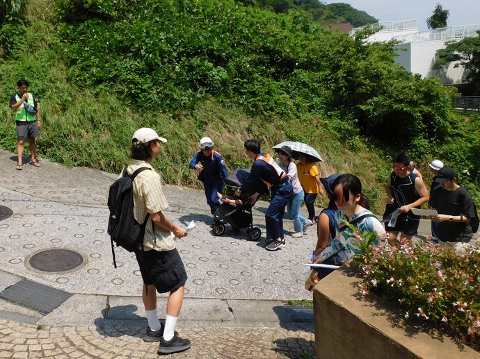 小さな子どもをベビーカーに乗せて訓練に参加する様子