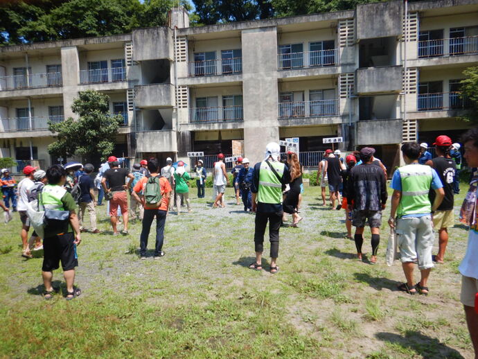 蘆花記念公園の野外活動センターに到着した参加者の写真