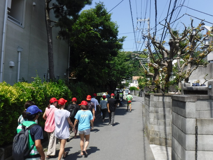 避難場所の蘆花記念公園野外活動センターまでの経路を確認している様子