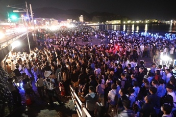 2019年に開催した花火大会の一幕です。逗子海岸を観客が埋め尽くしています。