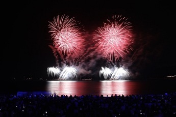 2019年に開催した花火大会の一幕です。2台の台船から上がる花火です。