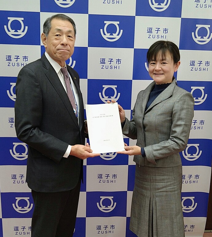 検討会報告書を手渡す田中座長と市長