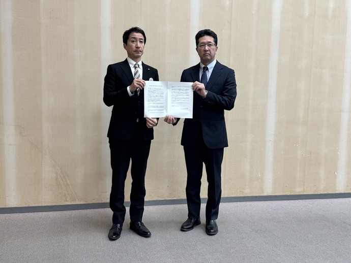 匂坂会長から南関東防衛局綿貫企画部長へ要請書を手交している写真
