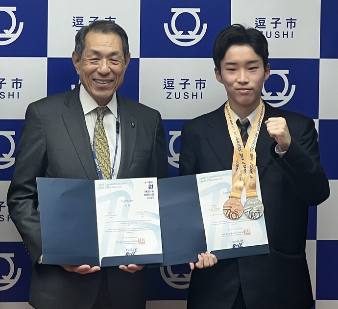 準優勝した岡澤さんと市長
